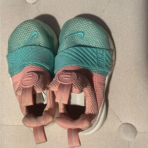 Nike 5C pink and green toddler tennis shoes